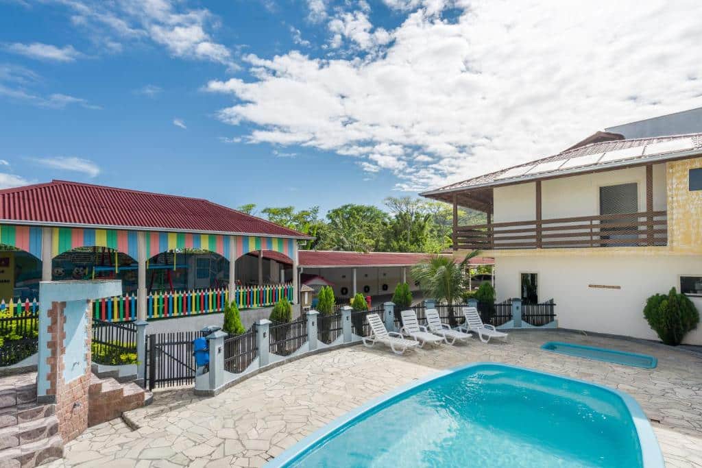 Piscina ao ar livre no Hotel Brasil, um dos hotéis perto do Beto Carrero