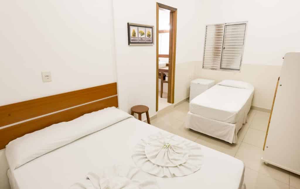 Quarto do Hotel Brasil, um dos hotéis perto do Beto Carrero World, com cama de casal e cama de solteiro