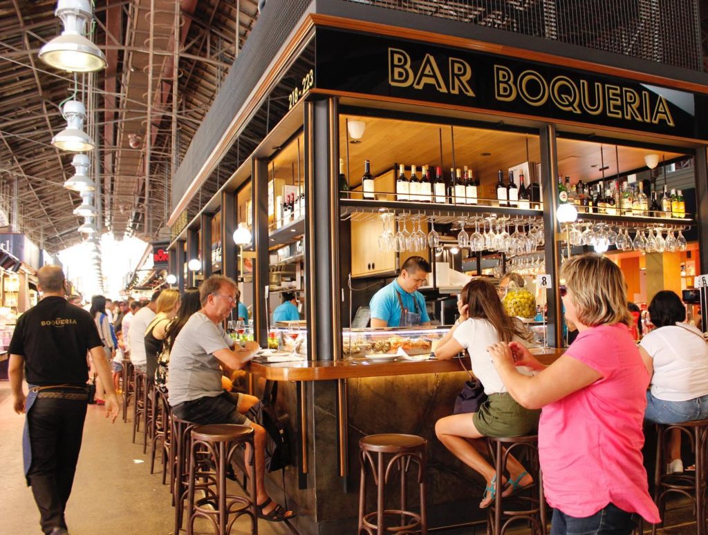 Foto de espaço do Bar Boqueria no mercado em Barcelona, com pessoas