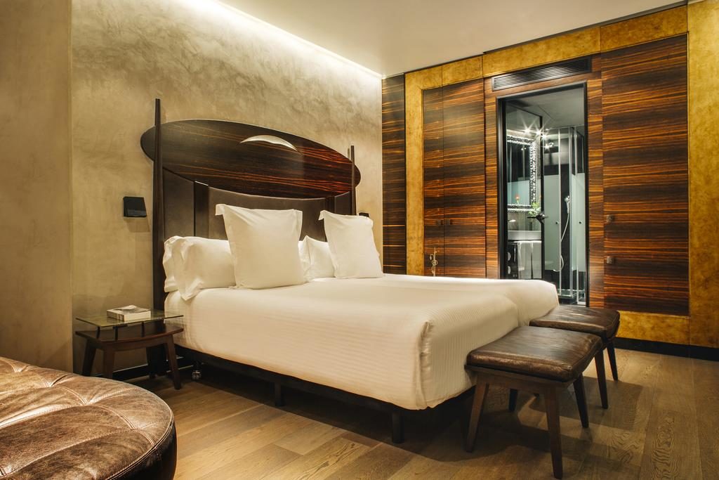 Foto de quarto do Hotel Bagués com cama ampla e armário