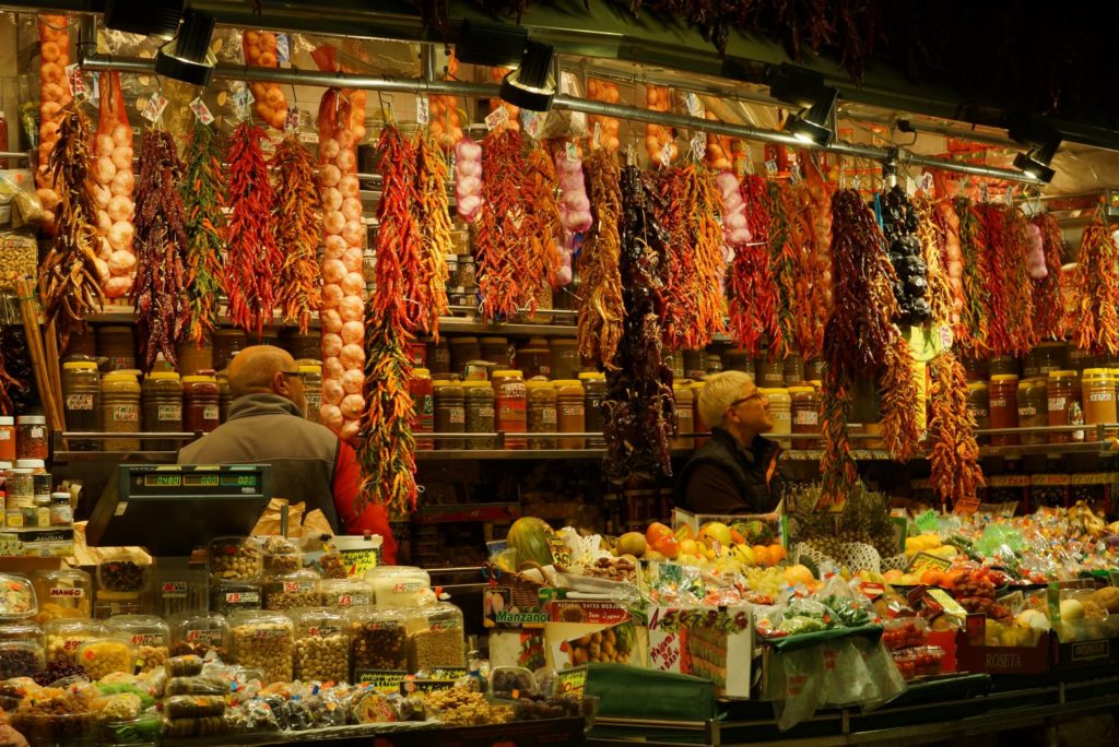 Foto de temperos a venda em mercado de Barcelona, com alho, pimentas, entre outras iguarias