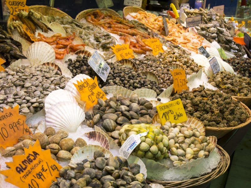 Estande com frutos do mar à venda no mercado La Boqueria Barcelona