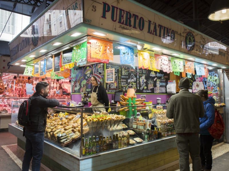 Imagem do estande Puerto Latino no mercado La Boqueria