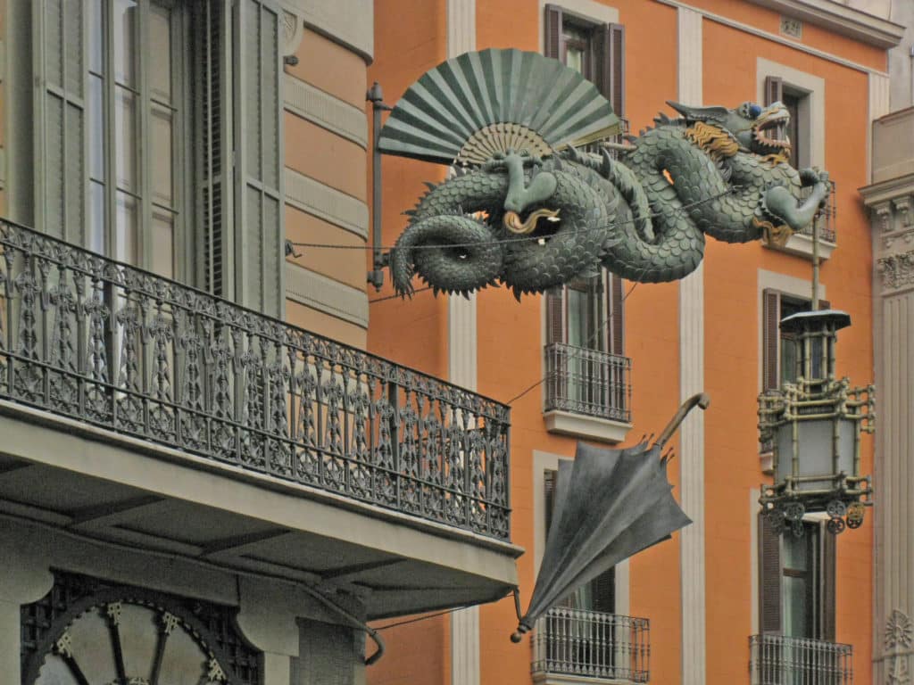 O dragão de ferro forjado chinês na faixada da Casa Bruno Cuadros