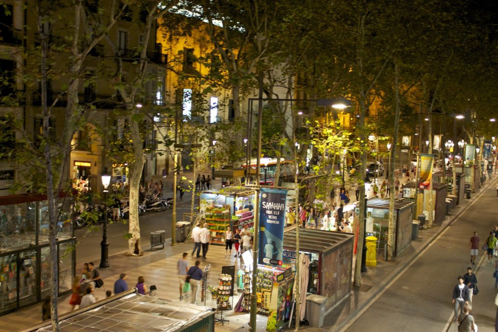 Las Ramblas durante a noite - Foto: Katherine Price via Flickr