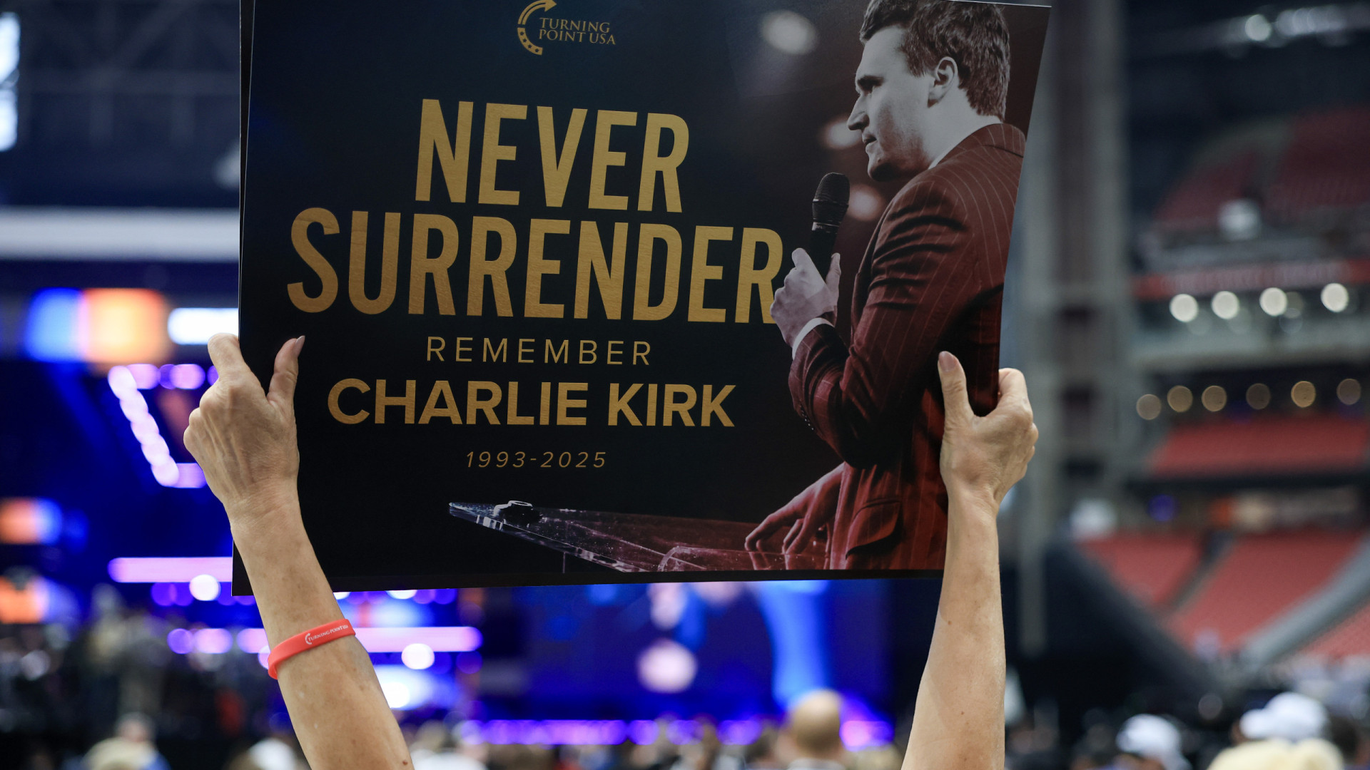 Milhares de pessoas, entre as quais Musk, prestam última homenagem a Charlie Kirk