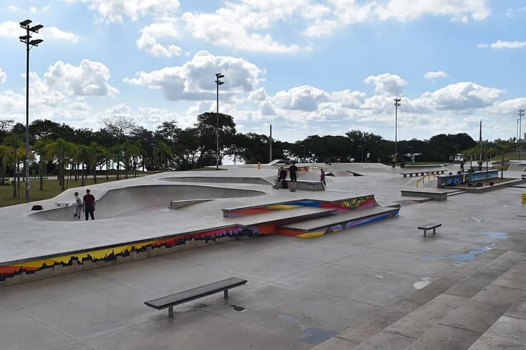 Pista de skate do Skate Park - Megapista da Orla, com algumas pessoas e no fundo árvores.