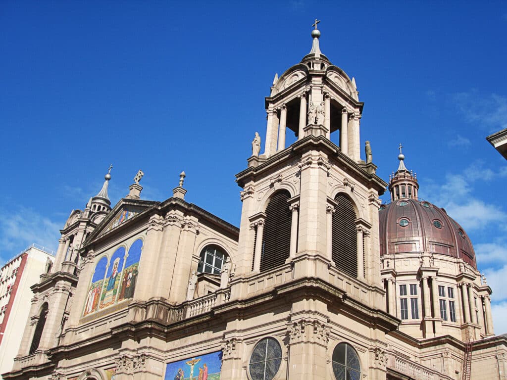 Parte de cima da Catedral Metropolitana, com artes e torres.