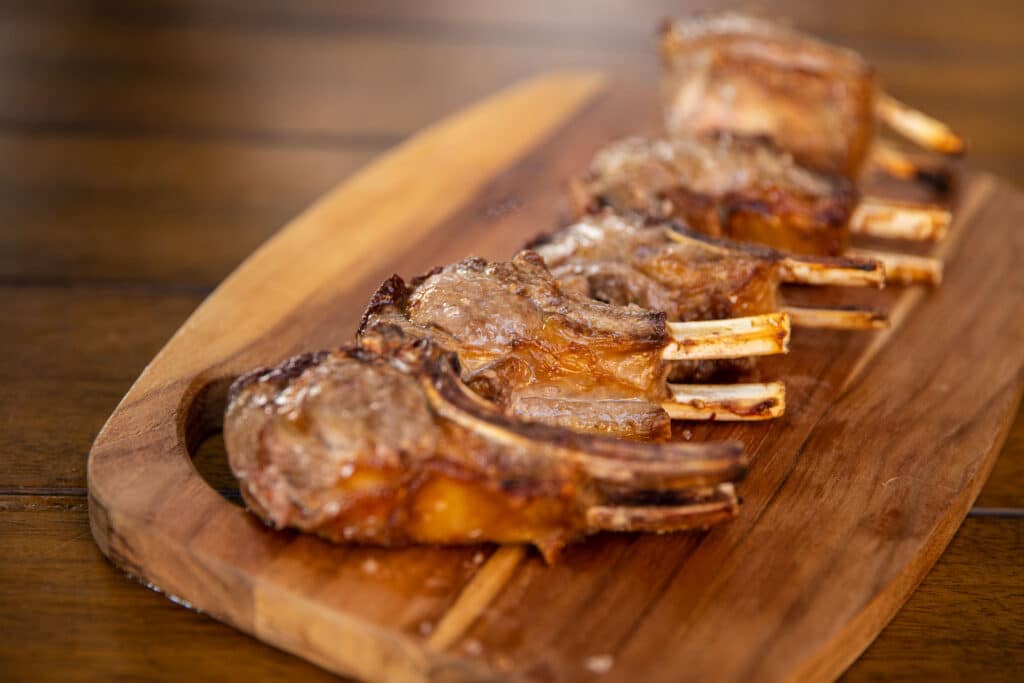 Imagem do prato da Churrascaria Schneider com costelinhas de porco em uma tábua.
