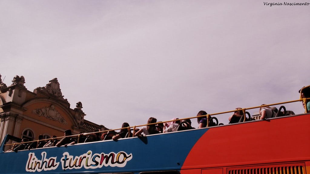 Parte de cima do ônibus da Linha Turismo, com pessoas sentadas. Imagem para ilustrar post sobre o que fazer em Porto Alegre.