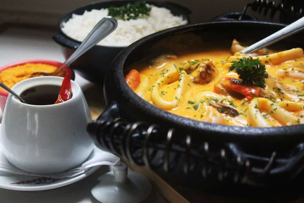 Feijoada com feijão branco e frutos do mar do restaurante nomangue para comer no rio de janeiro