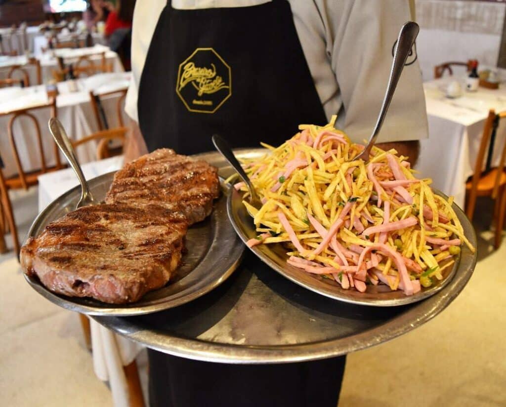 Porção de carnes e fritas do restaurante Braseiro da Gávea no rio de janeiro