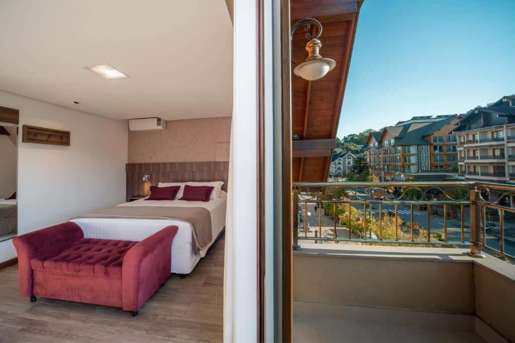 quarto do Hotel Fioreze Centro para representar onde ficar em Gramado mostrando a suíte do lado de dentro, no canto esquerdo, e no canto direito, a rua borges de medeiros pela varanda aberta