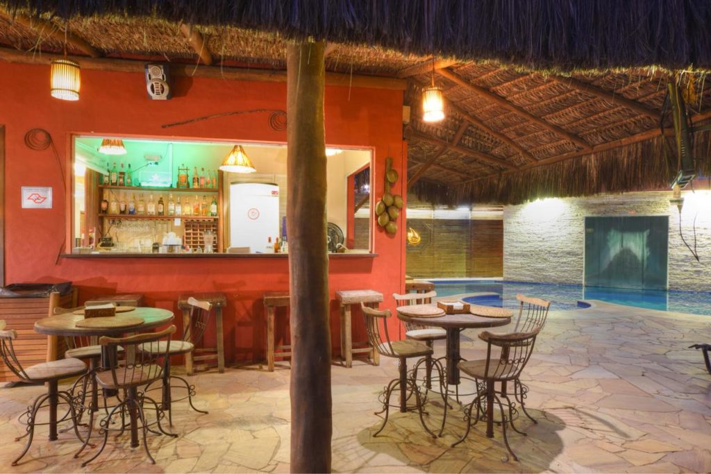 Pousada em Maresias: Área externa, restaurante, piscina e sauna ao fundo