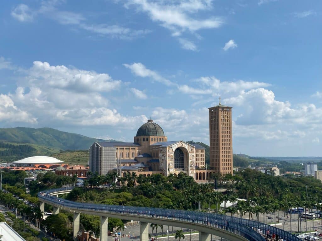 Vista da Basílica de Nossa Senhora Aparecida a partir de mirante após a passarela que vai até a chamada "igreja velha". A imagem ilustra o guia de viagem do post pousadas em Aparecida.