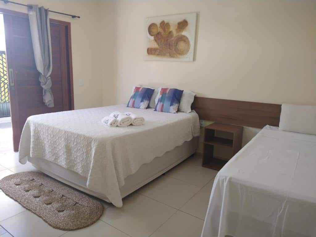 Quarto com cama ampla na Pousada Beira Rio Parnaíba.
