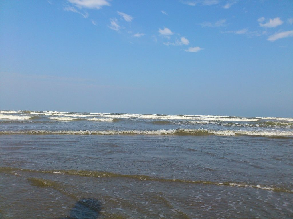 Ondas curtas em sequência em praia de Praia Grande
