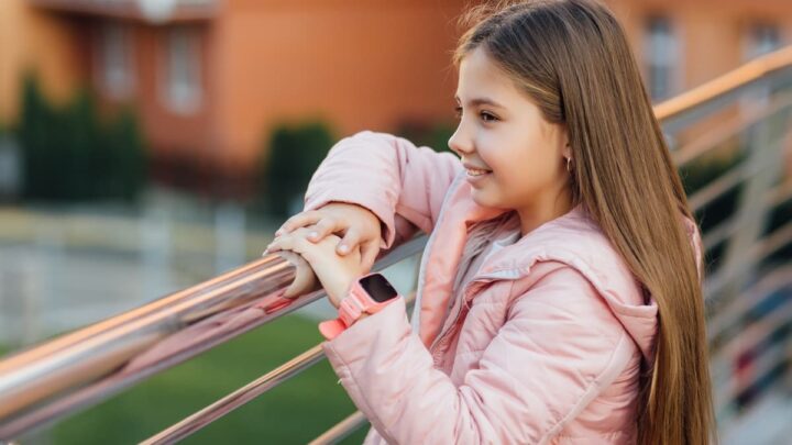 Menina com smartwatch no pulso