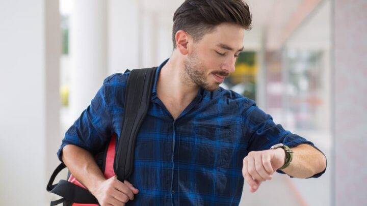 Rapaz com smartwatch no pulso