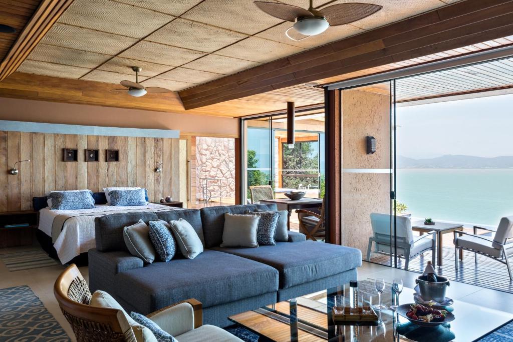 Quarto com sauna e piscina privativa do Ponta dos Ganchos Exclusive Resort, com amplas janelas que dão vista para o mar.