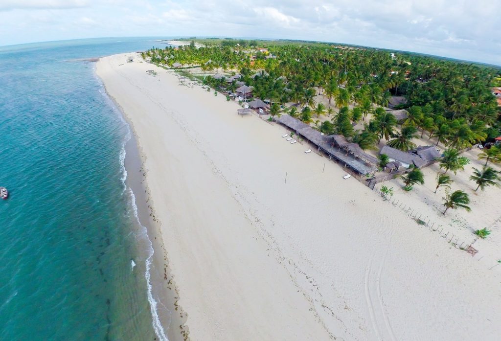 Foto aérea de praia de Luís Correia, no Piauí, um dos destinos da Rota das Emoções