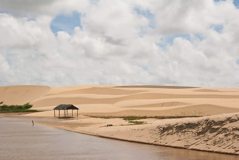 Paisagem arenosa ao lado do rio Preguiça, no Delta do Parnaíba, parte da Rota das Emoções