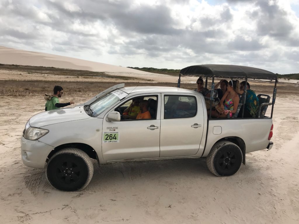 Carro com guias em trajeto de passeio da Rota das Emoções