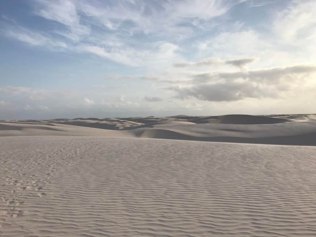 Dunas e mais dunas de areia, a perder de vista no horizonte, em parte da Rota das Emoções