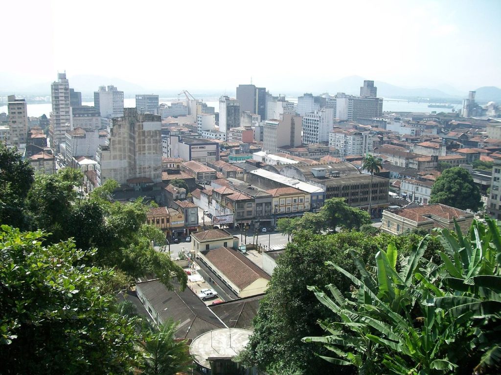 Vegetação e prédios antigos na cidade de Santos